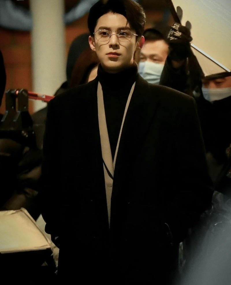 Hình trai đẹp đeo kính khung kính tối nổi bật