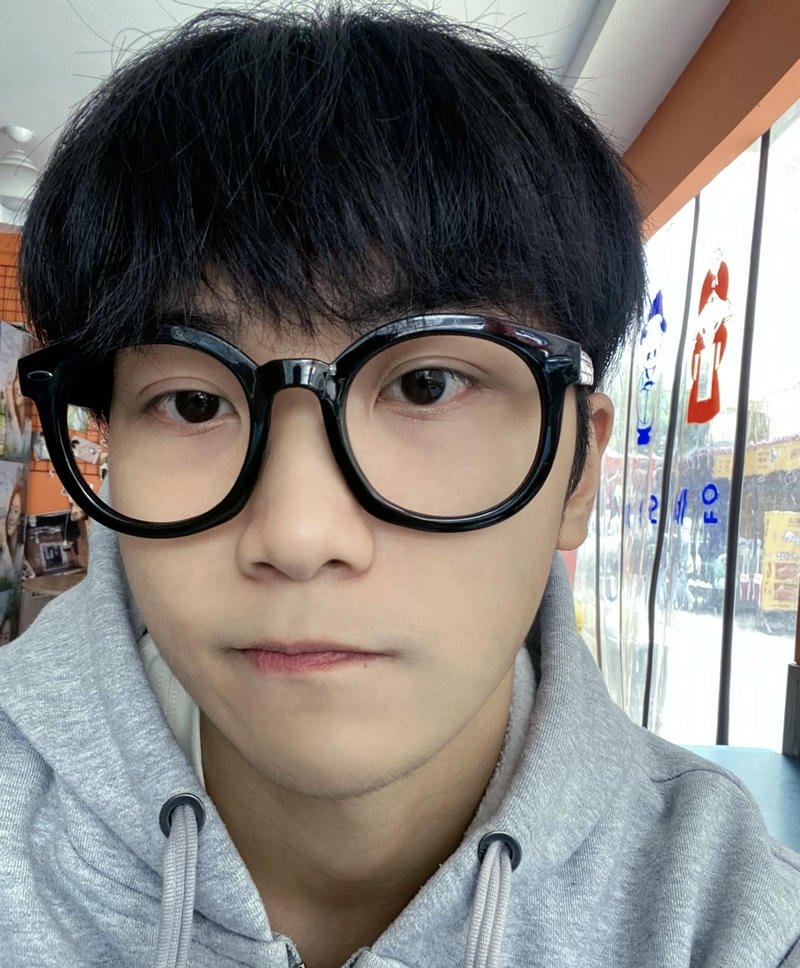 Hình trai đẹp đeo kính nền sáng làm nổi bật