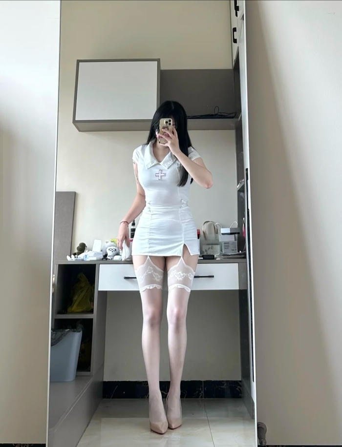 Hình tượng nurse cosplay với váy trắng nổi bật