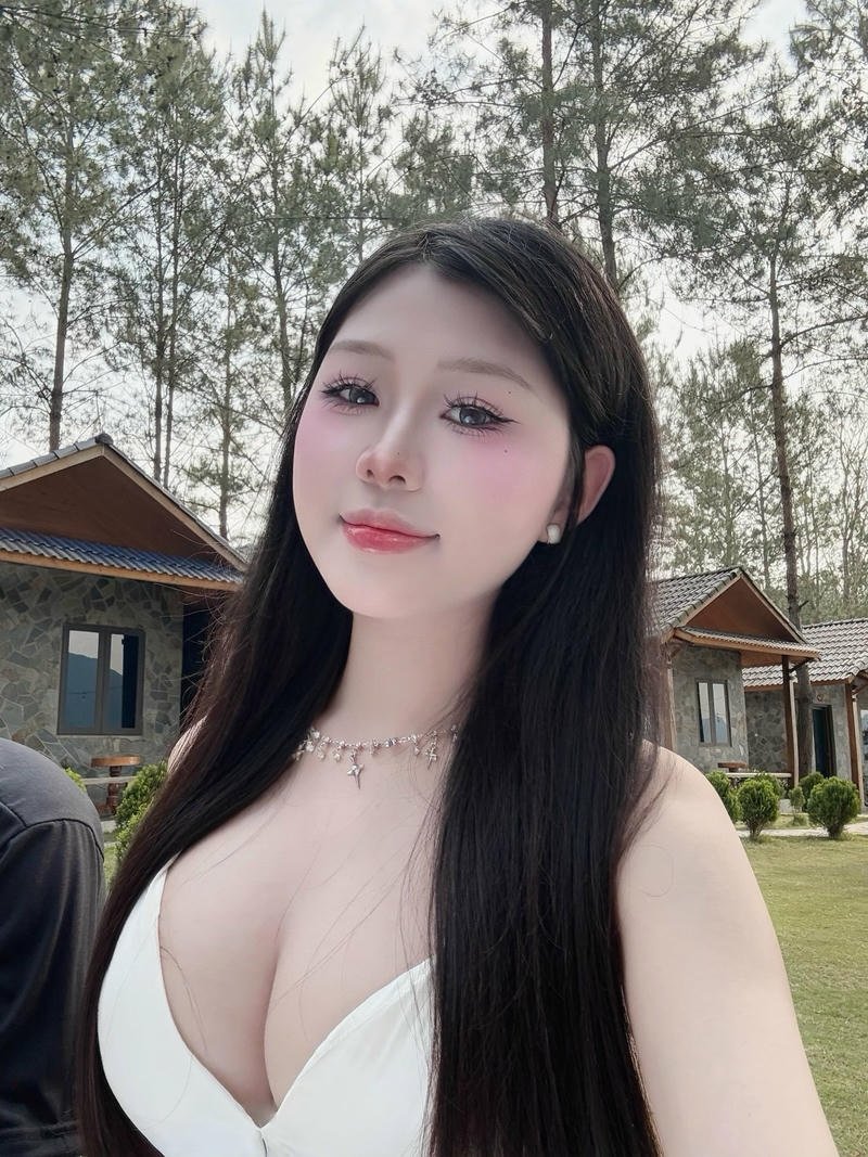 Hoa hậu ngực khủng trang phục gợi cảm gây mê