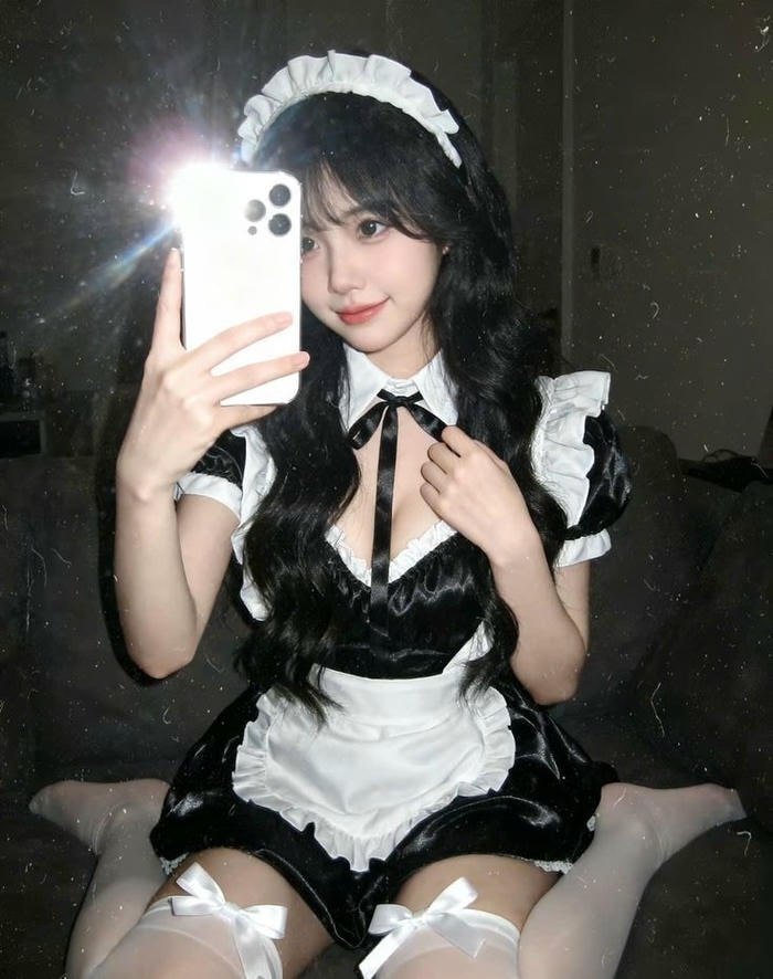 Hóa thân cosplay hầu gái vóc dáng siêu mẫu