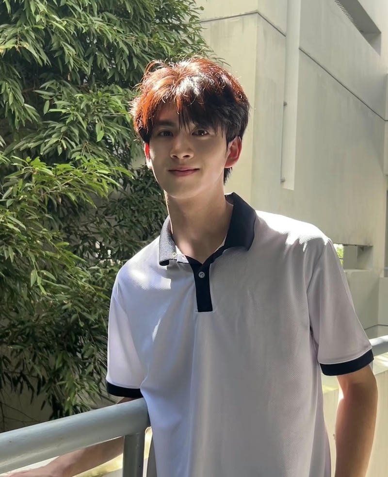 Học sinh nam đẹp trai nụ cười tươi toả nắng