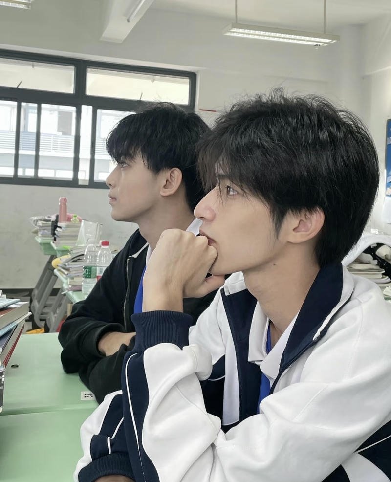 Học sinh nam điển trai học bài góc nghiêng