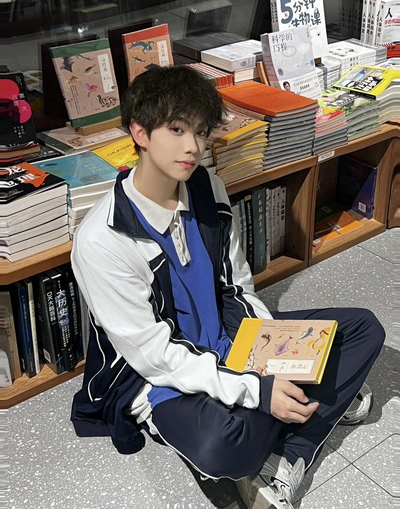 Học sinh nam điển trai học bài trong thư viện