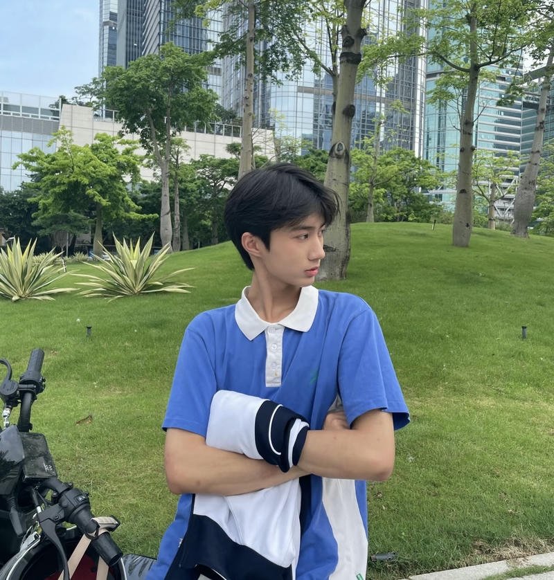 Học sinh nam điển trai ngoài vườn trường