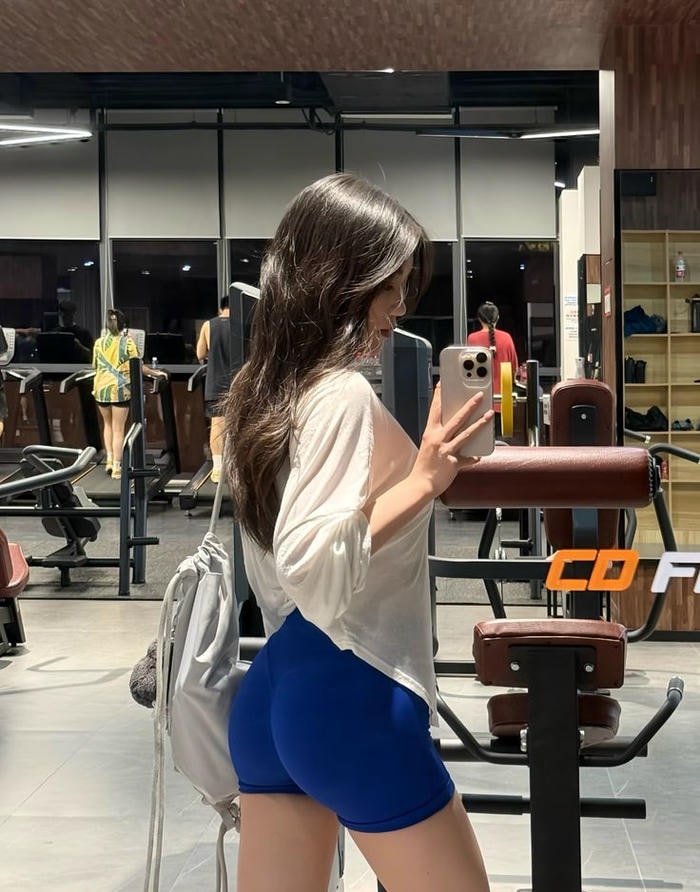 Hotgirl fitness luyện tập chăm chỉ trong phòng gym