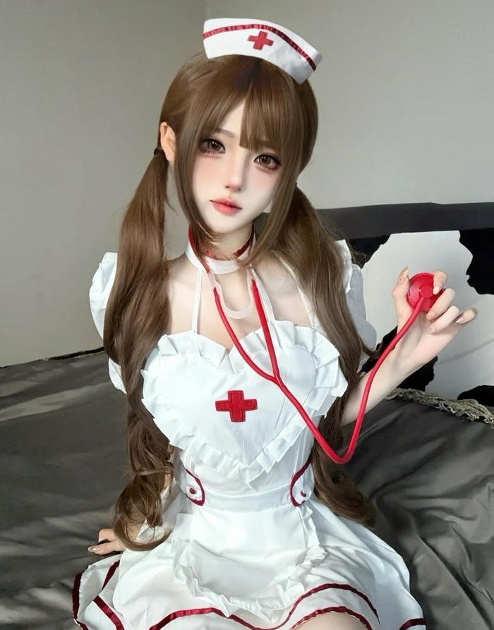 Hotgirl hóa thân y tá trang phục nurse trắng