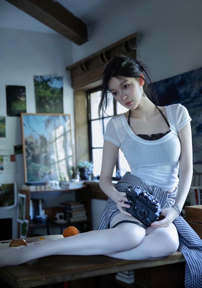 Hotgirl mặc bikini đứng bên hồ bơi ngoài trời