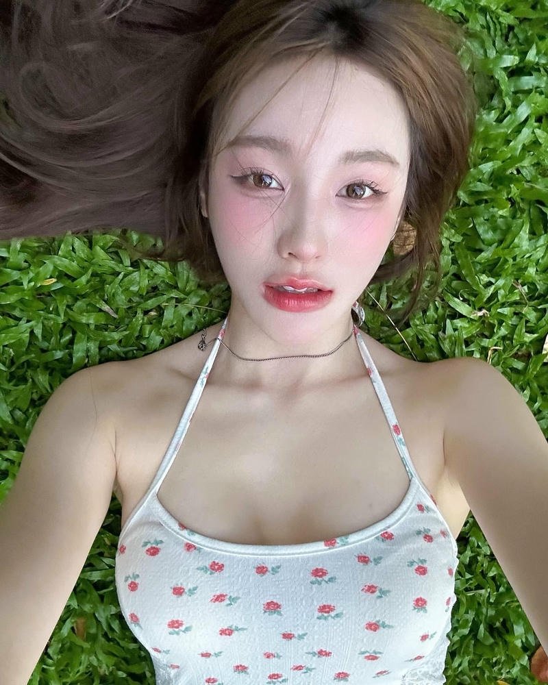 Hotgirl mặc đồ đi biển đứng cạnh sóng