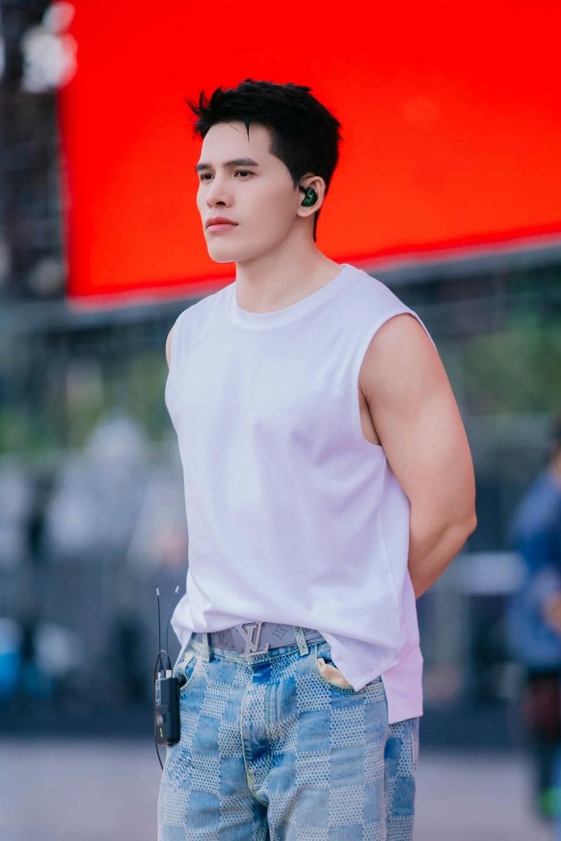 Khoảnh khắc Quốc Thiên thư giãn với phong cách đời thường