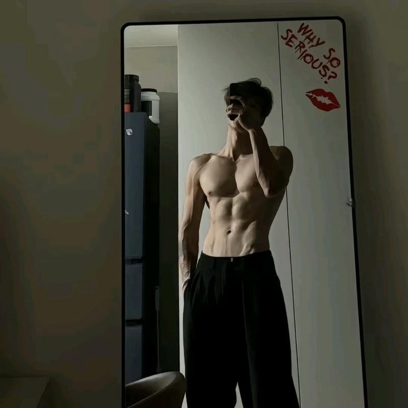 Khoảnh khắc ảnh trai 6 múi che mặt trước gương