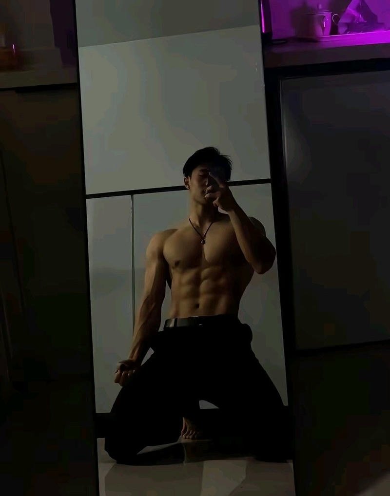 Khoảnh khắc ảnh trai đẹp 6 múi che mặt trước gương lớn