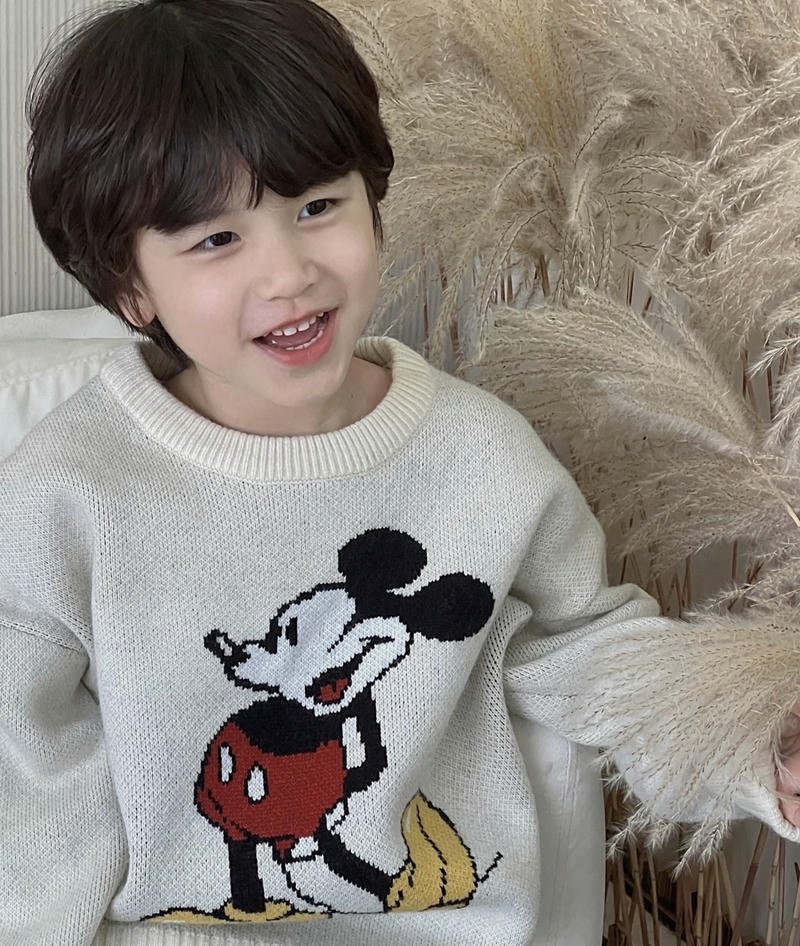 Khoảnh khắc bé trai cười tít mắt rất dễ thương