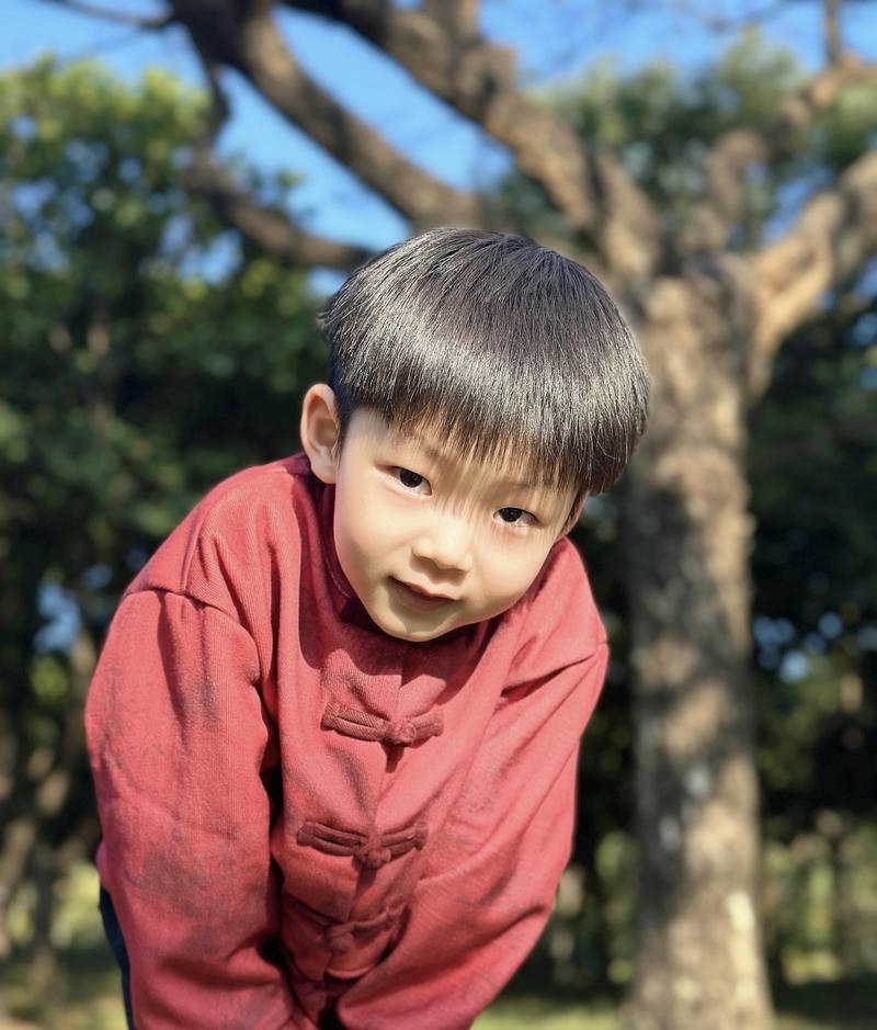 Khoảnh khắc bé trai nhìn vào máy ảnh với ánh mắt trong trẻo