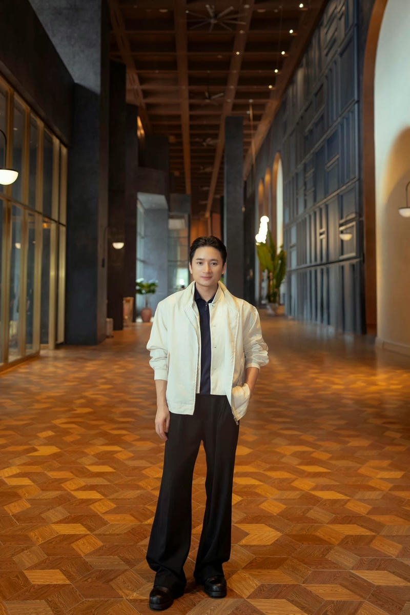 Khoảnh khắc biểu cảm sâu lắng của Phan Mạnh Quỳnh làm nền