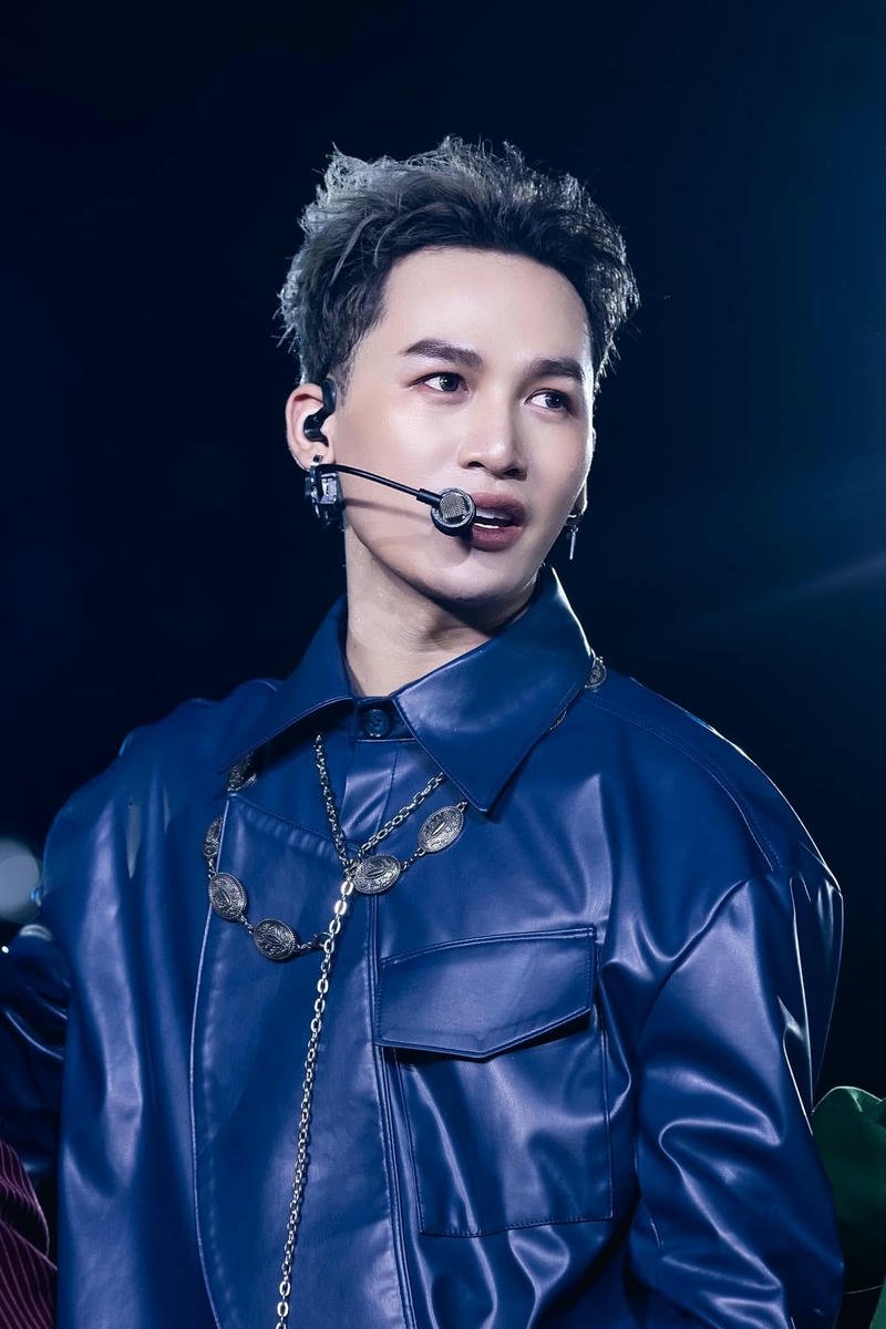 Khoảnh khắc biểu diễn của Ali Hoàng Dương trên sân khấu