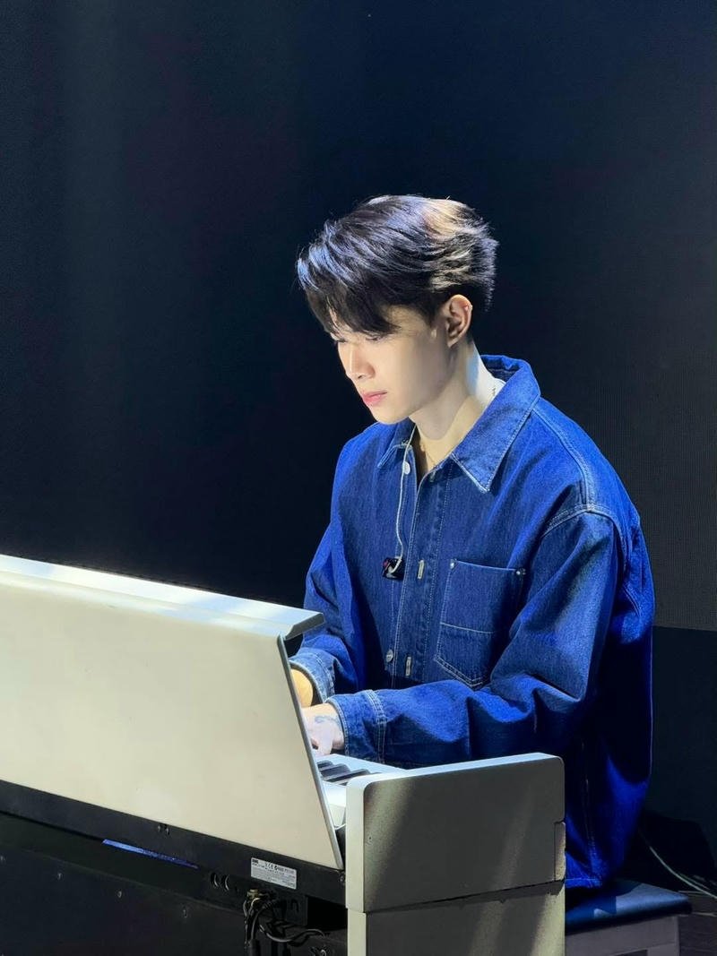 Khoảnh khắc biểu diễn của Anh Tú Atus trầm tư