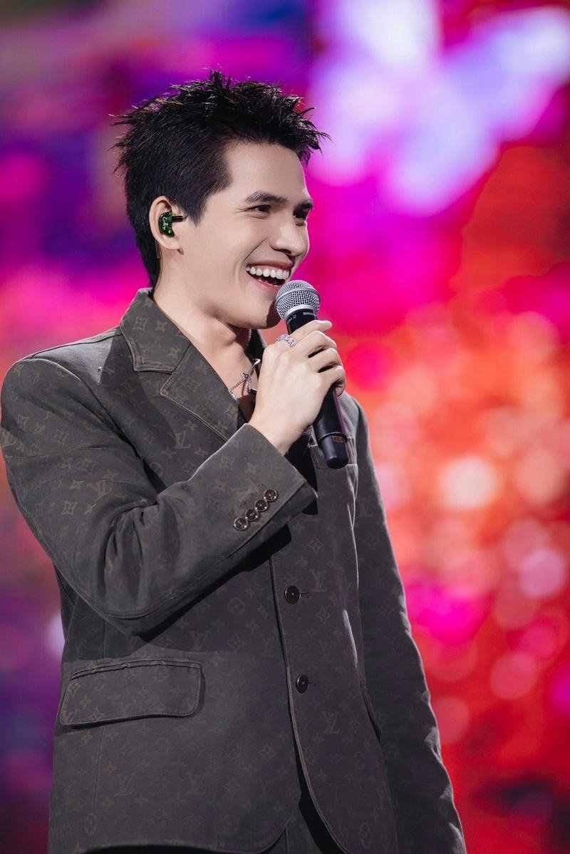 Khoảnh khắc biểu diễn đầy cảm xúc của Quốc Thiên trên sân khấu