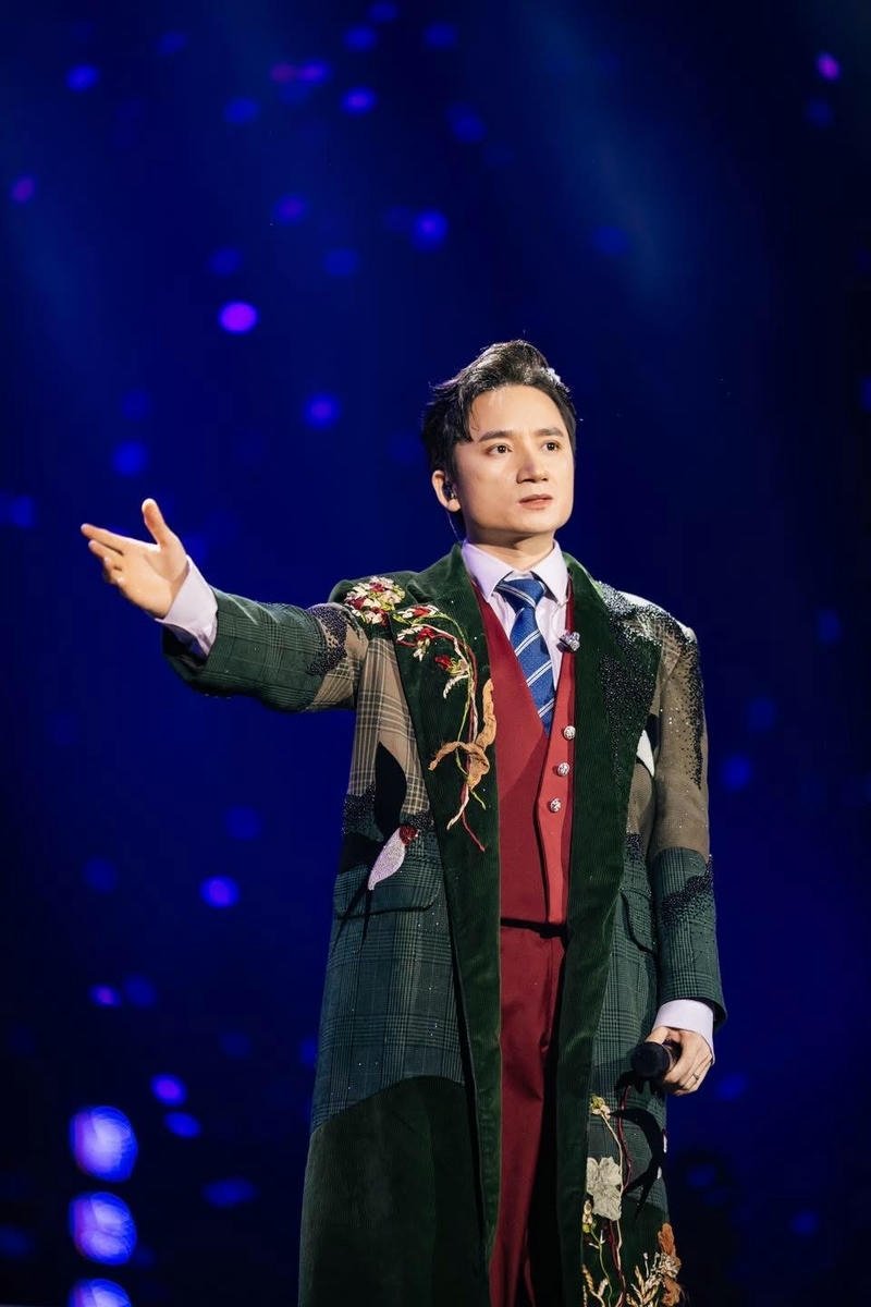 Khoảnh khắc cảm xúc của Phan Mạnh Quỳnh làm nền