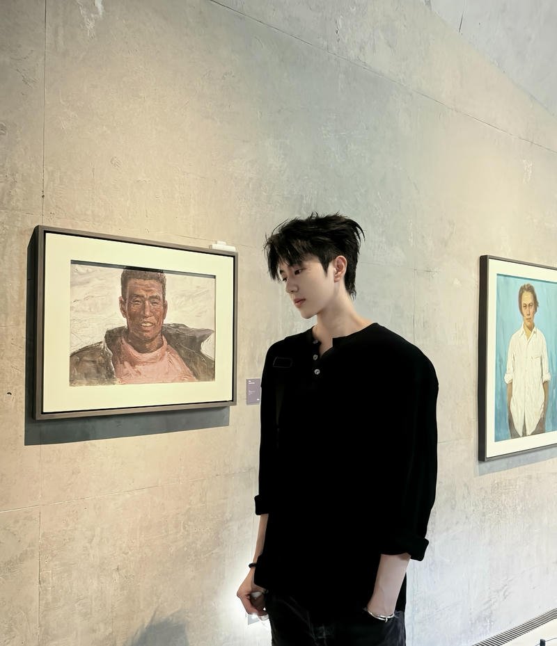 Khoảnh khắc chàng trai ánh mắt cuốn hút trong ảnh trai đẹp 2k8 đẹp