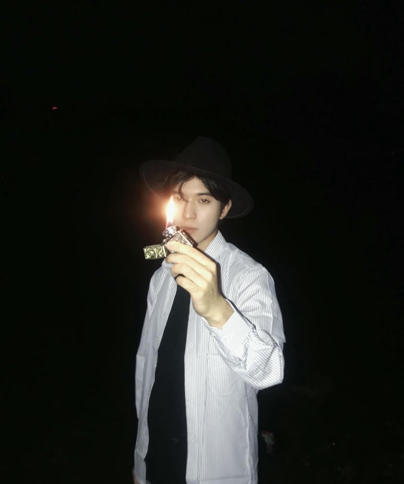 Khoảnh khắc chàng trai im lặng giữa khung cảnh chiều tĩnh mịch