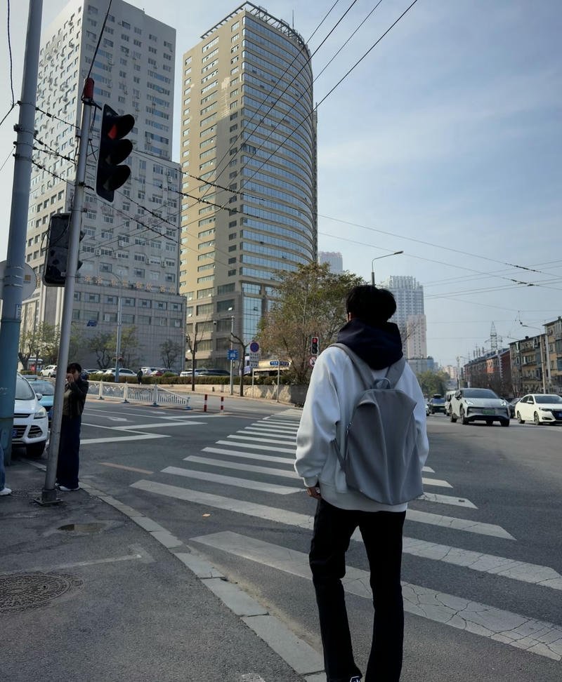 Khoảnh khắc chàng trai nhìn xa với dáng quay lưng