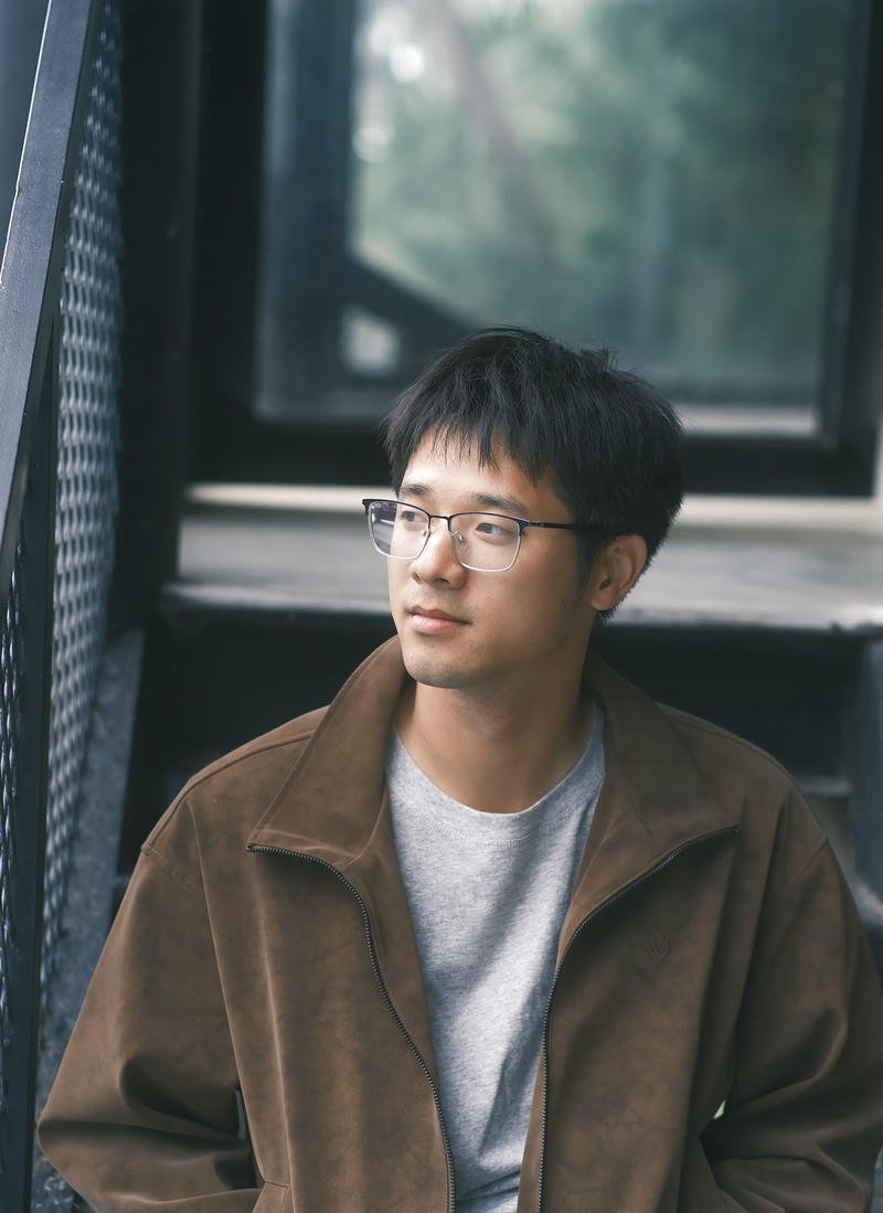 Khoảnh khắc chàng trai trầm ngâm nhìn xa xăm đầy suy tư