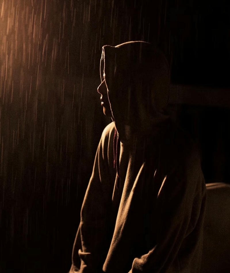 Khoảnh khắc cô đơn của chàng trai dưới ánh đèn đường