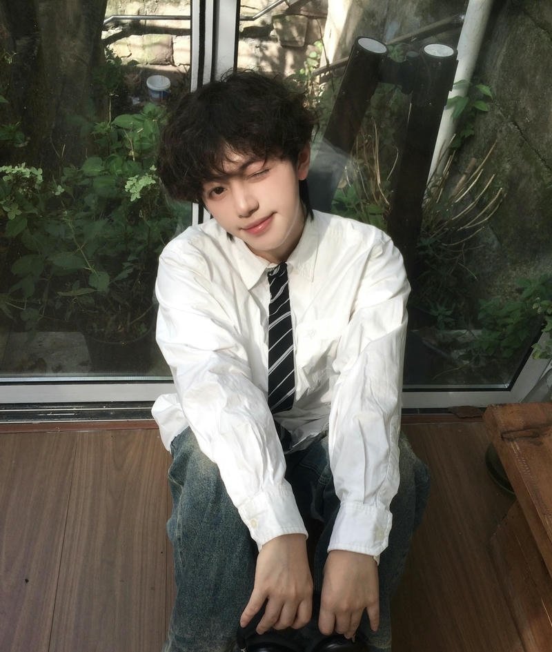 Khoảnh khắc cười nhẹ của chàng trai cute