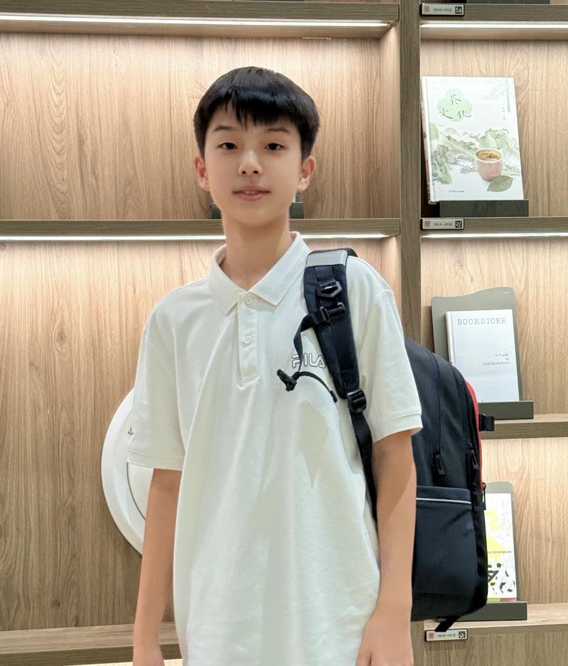 Khoảnh khắc cười nhẹ của nam sinh trong ảnh trai đẹp 13 tuổi