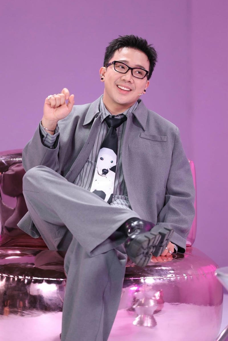 Khoảnh khắc cười tươi rạng rỡ Trấn Thành đẹp trai