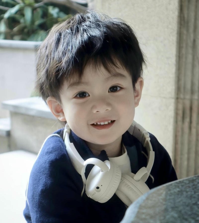 Khoảnh khắc đáng yêu của em bé trai đang cười