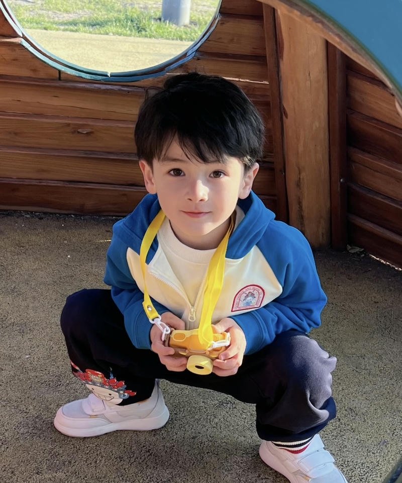 Khoảnh khắc em bé trai chơi đùa cực kỳ đáng yêu