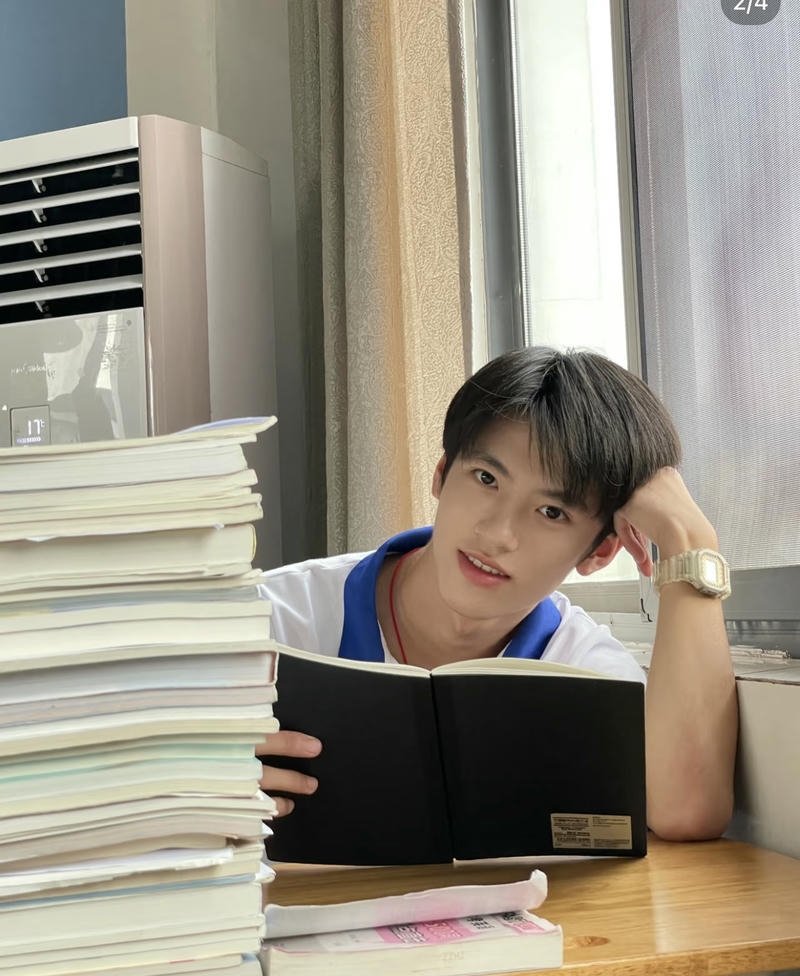 Khoảnh khắc học sinh nam đẹp trai đang học bài