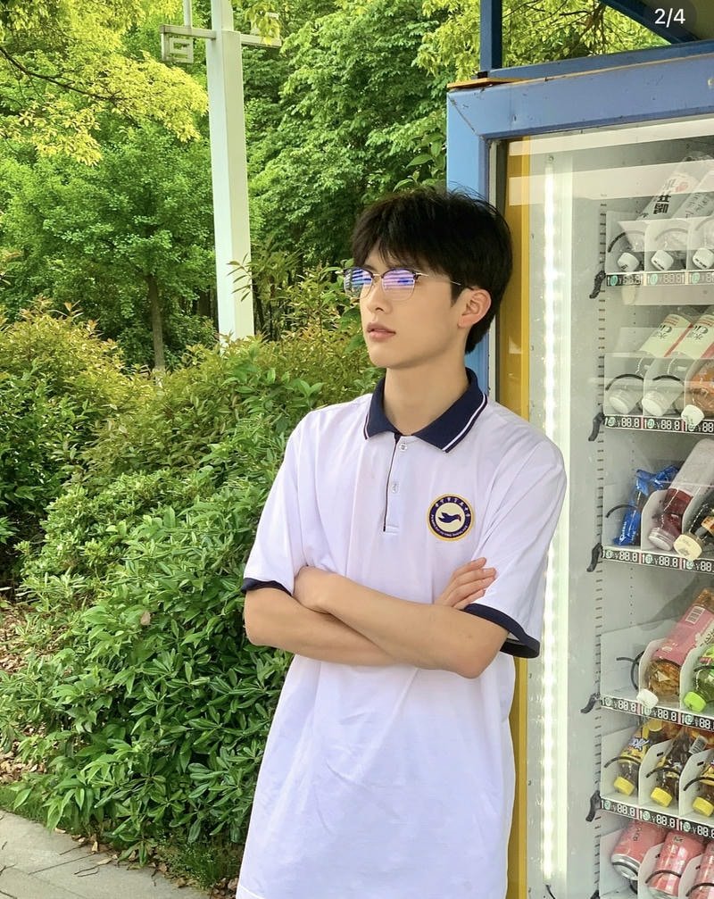 Khoảnh khắc học sinh nam điển trai khoanh tay