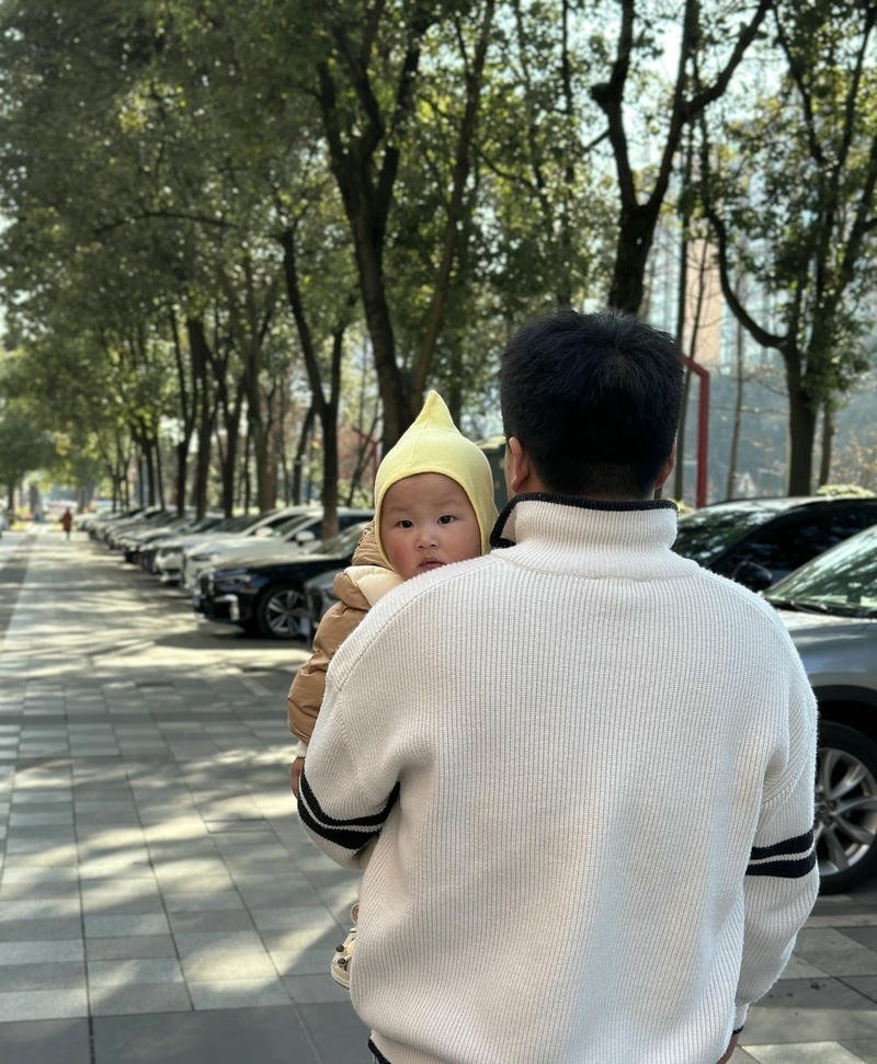 Khoảnh khắc lặng lẽ của ảnh con trai quay lưng đẹp