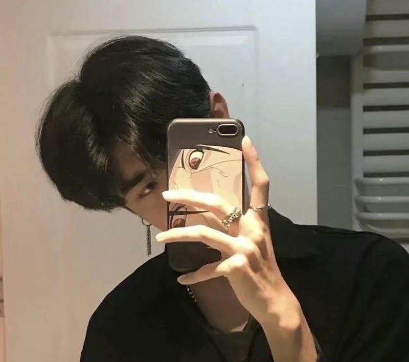 Khoảnh khắc nam sinh che mặt khi chụp gương