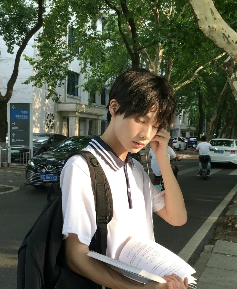 Khoảnh khắc nam sinh trong ảnh trai đẹp 2k7