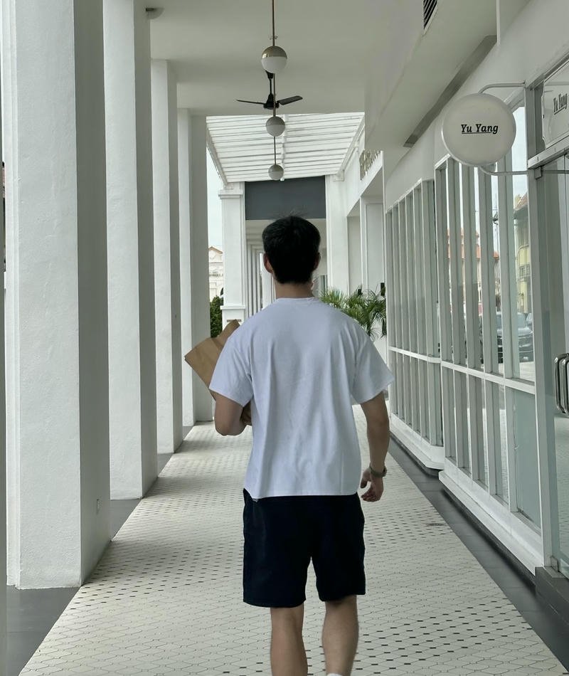 Khoảnh khắc nam thanh niên nhìn xa từ phía sau