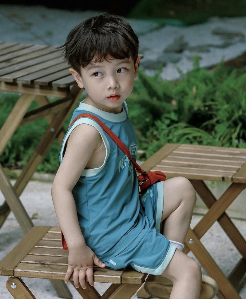 Khoảnh khắc ngây thơ của em bé trai dễ thương