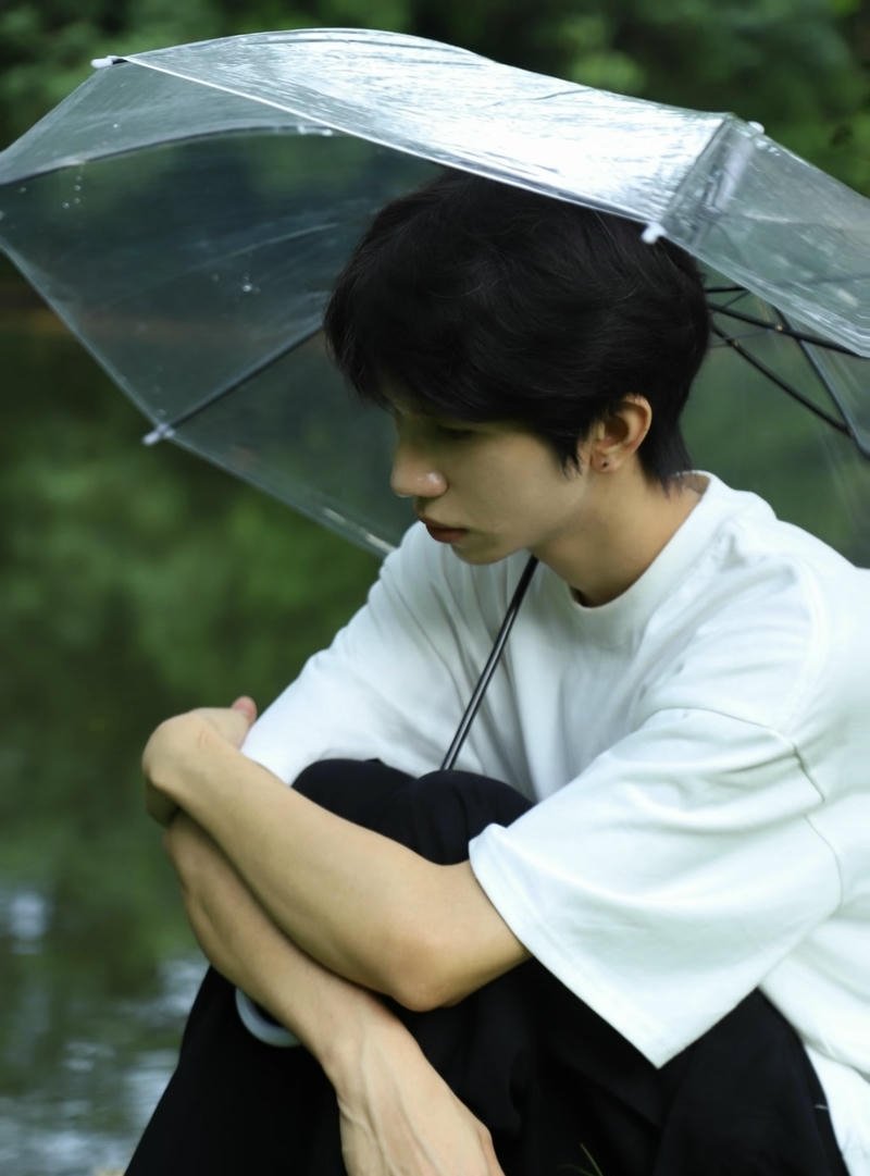 Khoảnh khắc người con trai nhìn xuống đất đầy suy nghĩ