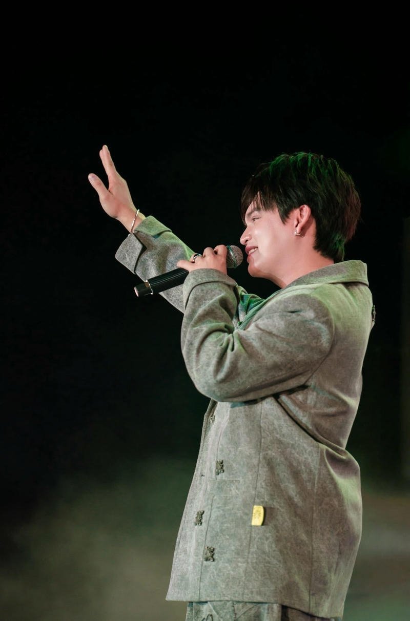 Khoảnh khắc sân khấu rực rỡ hình nền Nguyễn Trần Trung Quân