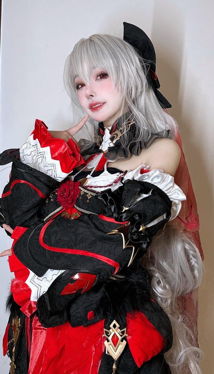 Khoảnh khắc tạo dáng chuyên nghiệp của gái xinh cosplay