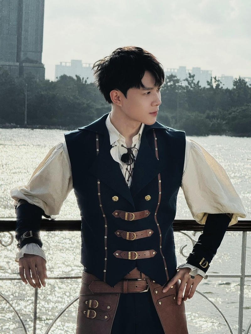 Khoảnh khắc thư giãn của Anh Tú Atus ngoài trời