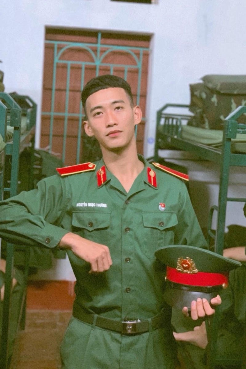 Khoảnh khắc thư giãn của hình bộ đội đẹp trai cực yêu