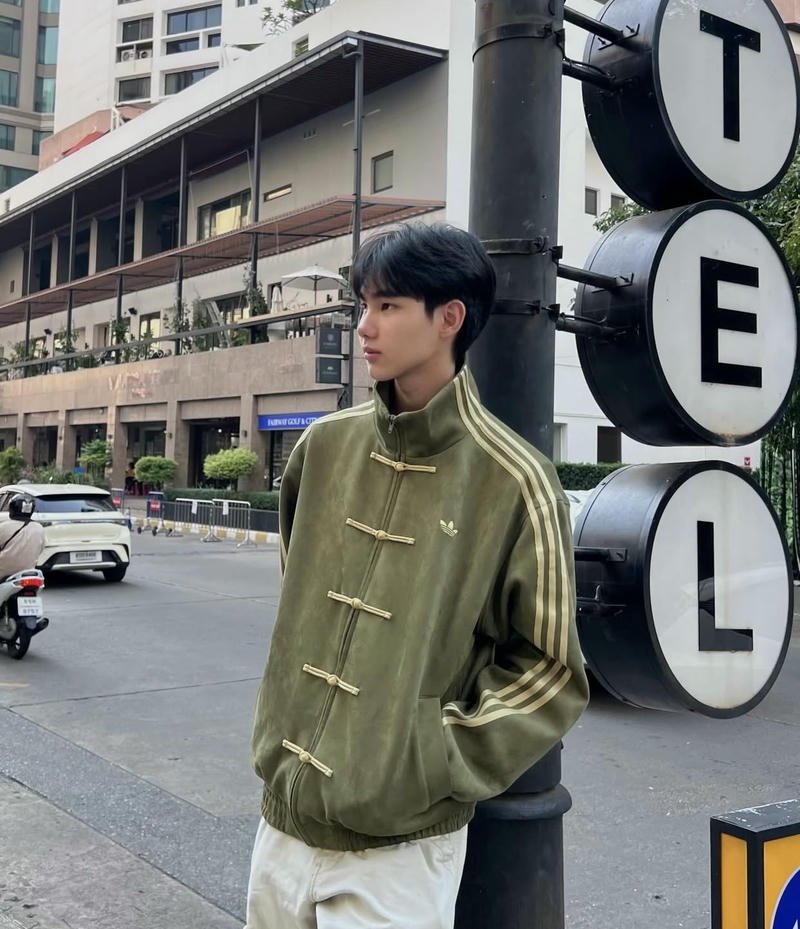 Khoảnh khắc trai đẹp ánh mắt ấm áp nụ cười dịu