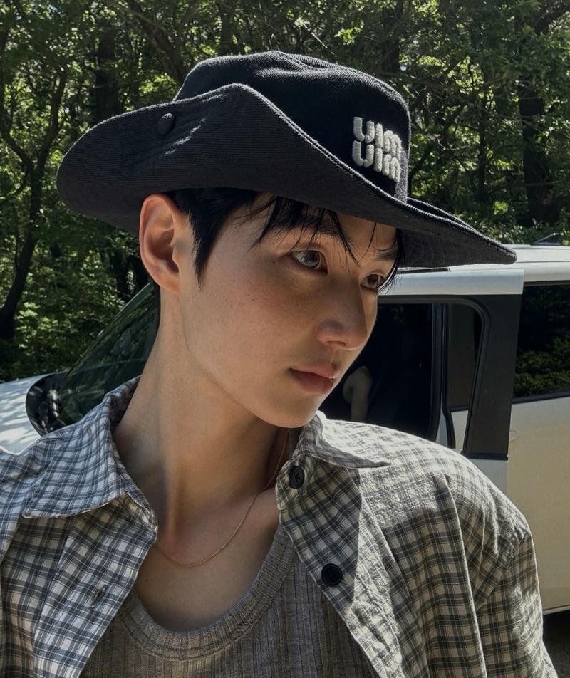 Khoảnh khắc trai đẹp ánh mắt ấn tượng gương mặt hài hòa