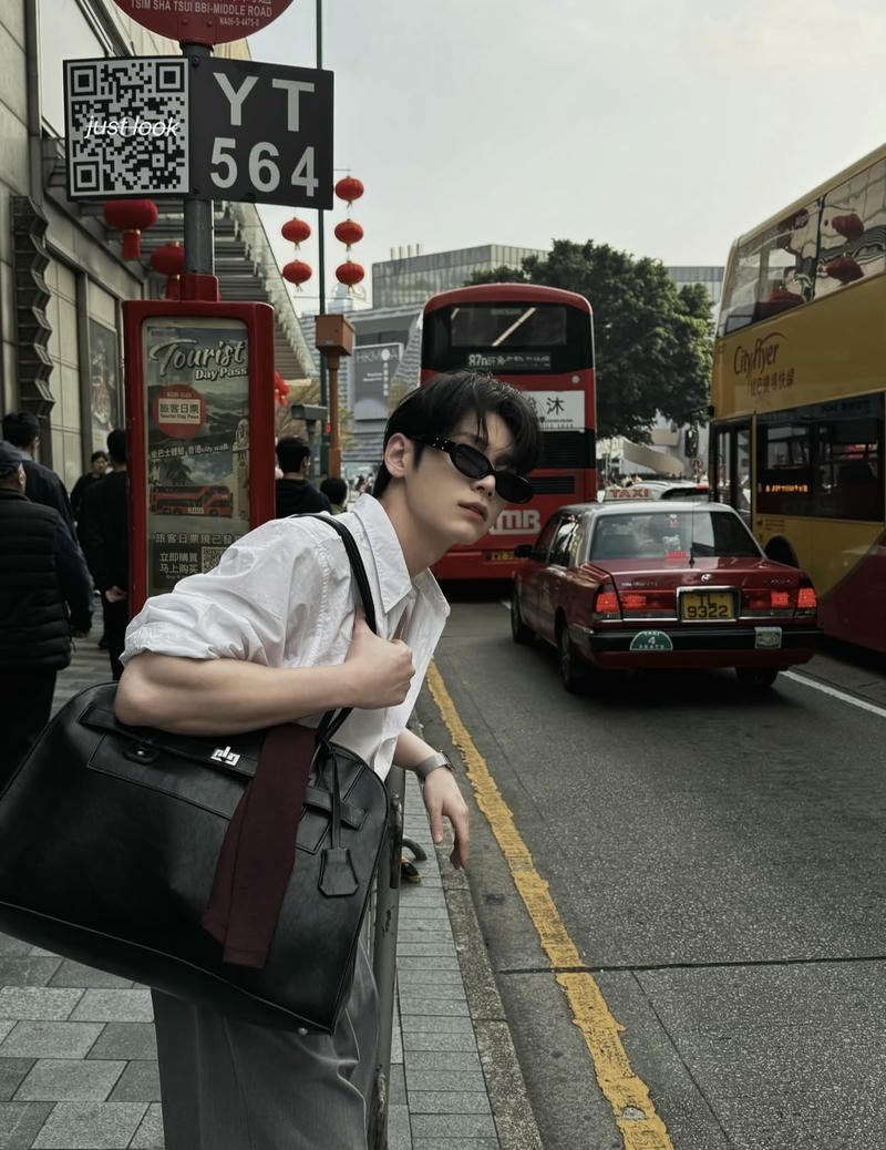 Khoảnh khắc trai đẹp đeo chiếc túi to