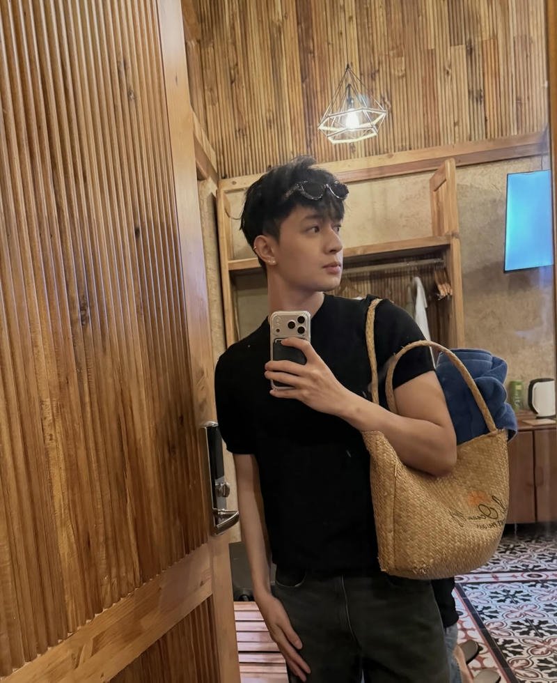 Khoảnh khắc trai đẹp gương mặt hài hòa ánh mắt trầm