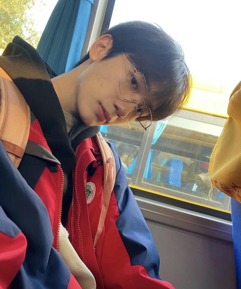 Khoảnh khắc trai đẹp nụ cười ấm áp dưới nắng